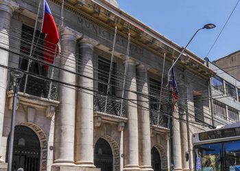 Denuncian que Municipalidad de Valparaíso lleva más de un año sin pagar arriendo de vivienda transitoria