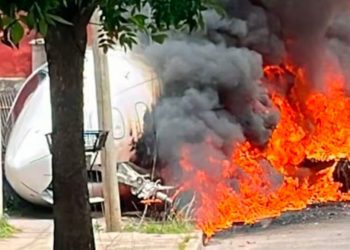 Avión privado se estrelló en inmediaciones de aeropuerto de Argentina causando la muerte de los dos pilotos