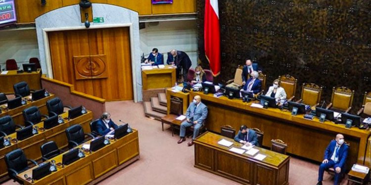 Roban ornamentos de histórica fuente en la Plaza de la Victoria de Valparaíso