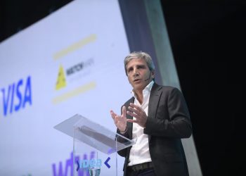 Ministro de Economía de Milei dispara contra Boric: “A Chile lo gobierna un comunista que lo está por hundir”