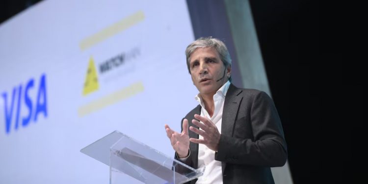 Ministro de Economía de Milei dispara contra Boric: “A Chile lo gobierna un comunista que lo está por hundir”