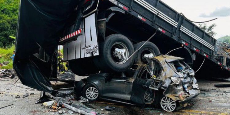 Accidente múltiple deja al menos 22 personas fallecidas en el sureste de Brasil