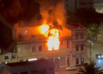 Un fallecido dejo incendio en edificio en pleno centro de Valparaíso