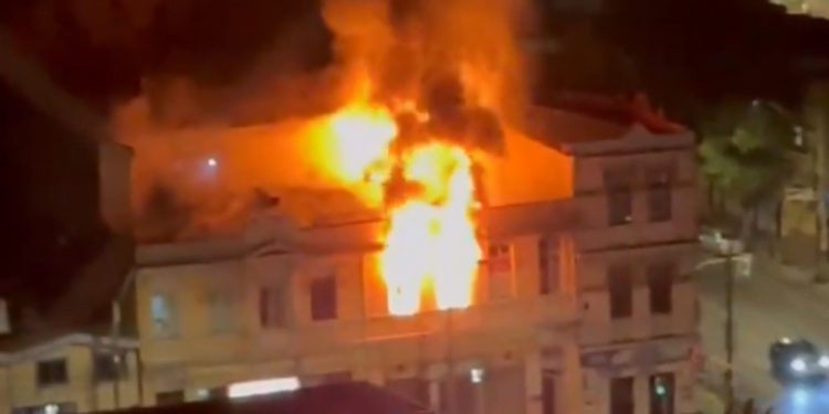 Un fallecido dejo incendio en edificio en pleno centro de Valparaíso