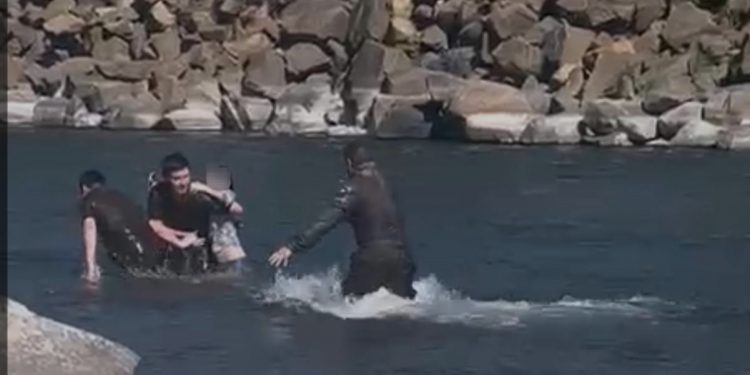 Carabineros de Temuco rescatan a niña de 12 años que era arrastrada por la corriente en río Cautín