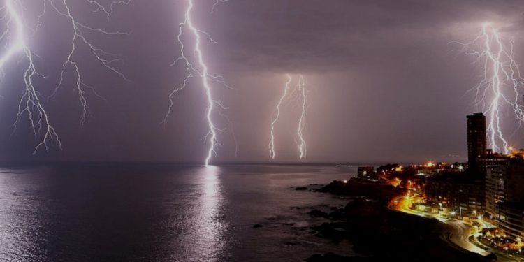 Meteorología emite aviso por probables tormentas eléctricas en la Región de Valparaíso