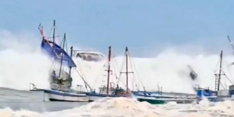 Fuertes marejadas impactan las costas de Viña del Mar