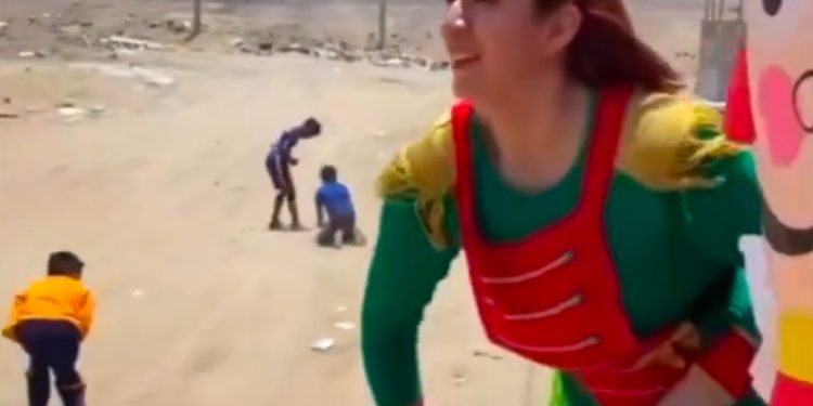 Sigue polémica generada contra diputada Catalina Pérez por el lanzamiento de dulces a niños en durante una caravana navideña en Antofagasta