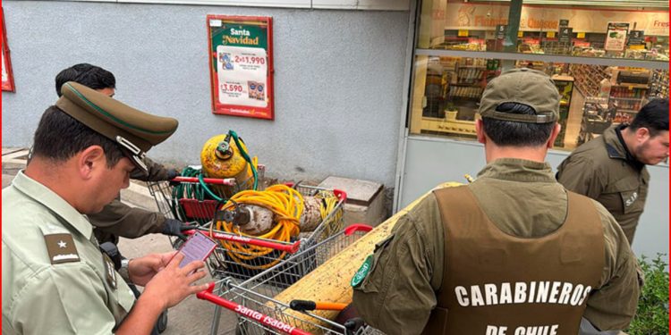 Alcaldesa de Valparaíso afirma que balsas con pirotecnia «no están en riesgo» pese a marejadas