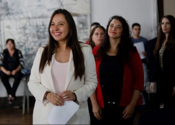 Alcaldesa de Valparaíso afirma que balsas con pirotecnia «no están en riesgo» pese a marejadas