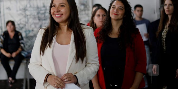 Alcaldesa de Valparaíso afirma que balsas con pirotecnia «no están en riesgo» pese a marejadas