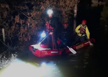 Vecinos debieron ser evacuados tras inundación por marejadas en Laguna Verde