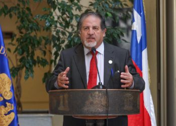 Diputado Roberto Arroyo exige sanciones por grave denuncia de violencia escolar en la Escuela Cervantes Básica de Santiago y apunta a la migración irregular