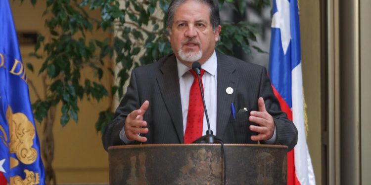 Diputado Roberto Arroyo exige sanciones por grave denuncia de violencia escolar en la Escuela Cervantes Básica de Santiago y apunta a la migración irregular