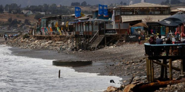 Playa La Boca se queda sin zona de arena tras intensas marejadas en Concón