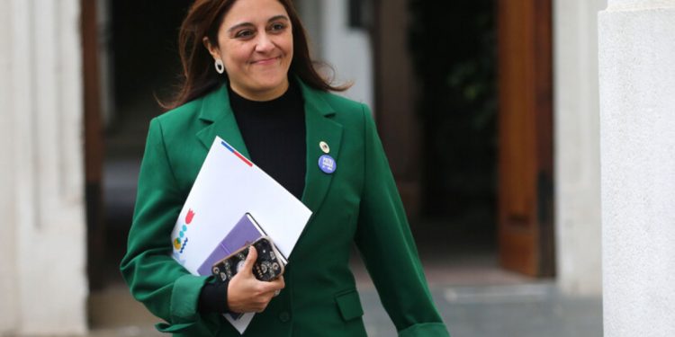 Presidente solicita la renuncia de ministra de Bienes Nacionales tras polémica por compra de casa de Ex Presidente Allende
