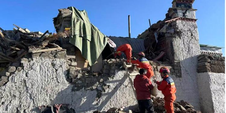 Más de 95 muertos y mil casas derrumbadas deja fuertes sismo en el Tíbet