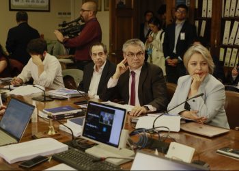 Increíble agresión de comerciantes ambulantes a persona y vehículos de seguridad ciudadana en Viña del Mar