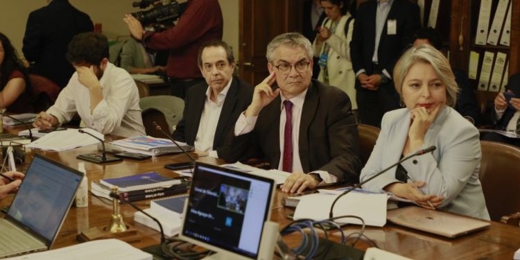 Increíble agresión de comerciantes ambulantes a persona y vehículos de seguridad ciudadana en Viña del Mar