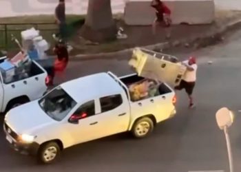 Increíble agresión de comerciantes ambulantes a persona y vehículos de seguridad ciudadana en Viña del Mar