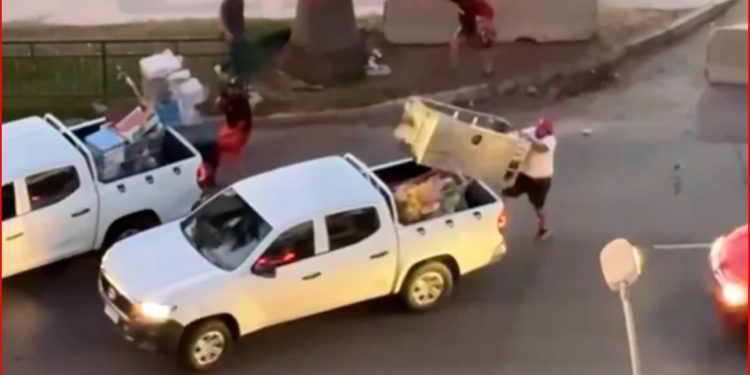 Increíble agresión de comerciantes ambulantes a persona y vehículos de seguridad ciudadana en Viña del Mar