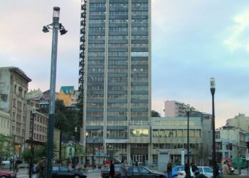 Increíble agresión de comerciantes ambulantes a persona y vehículos de seguridad ciudadana en Viña del Mar