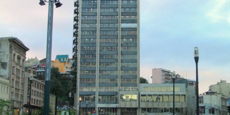 Increíble agresión de comerciantes ambulantes a persona y vehículos de seguridad ciudadana en Viña del Mar