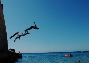 Increíble agresión de comerciantes ambulantes a persona y vehículos de seguridad ciudadana en Viña del Mar