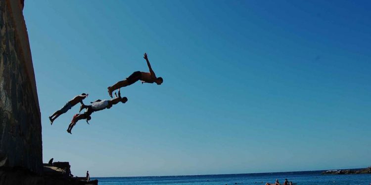 Increíble agresión de comerciantes ambulantes a persona y vehículos de seguridad ciudadana en Viña del Mar
