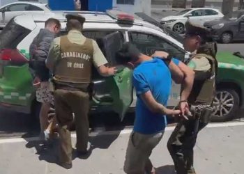 Detienen a dos sujetos tras ser sorprendidos robando especies de vehículo de turista en Valparaíso