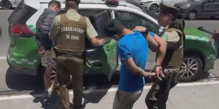 Detienen a dos sujetos tras ser sorprendidos robando especies de vehículo de turista en Valparaíso