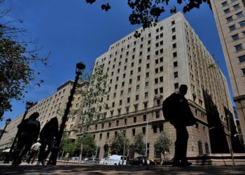 Carabineros investiga muerte de mujer que cayó desde gran altura en el Ministerio de Hacienda