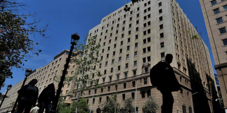 Carabineros investiga muerte de mujer que cayó desde gran altura en el Ministerio de Hacienda