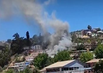 Violento incendio en Viña del Mar afecta a una vivienda con peligro de propagación