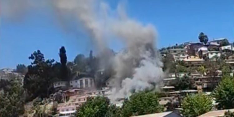 Violento incendio en Viña del Mar afecta a una vivienda con peligro de propagación