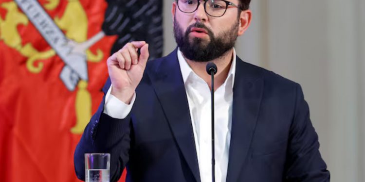 Abogado de Boric recibirá 13 millones de pesos por defenderlo ante fallida compra de casa de Allende