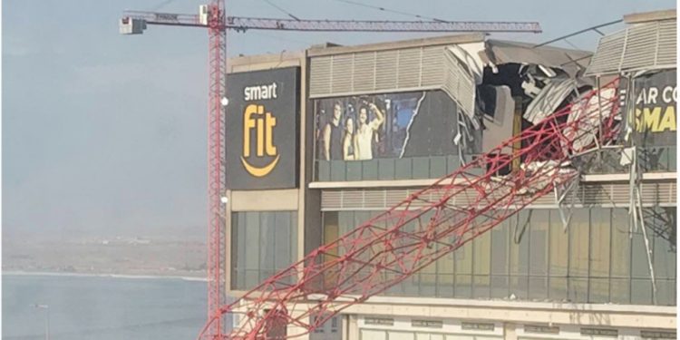 Un fallecido y varios atrapados deja caída de grúa sobre un gimnasio de un centro comercial de Arica