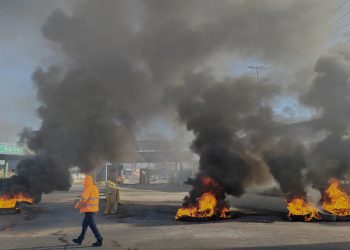 Queman bus e intentan saquear locales comerciales en Pudahuel