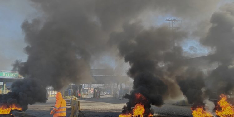 Queman bus e intentan saquear locales comerciales en Pudahuel