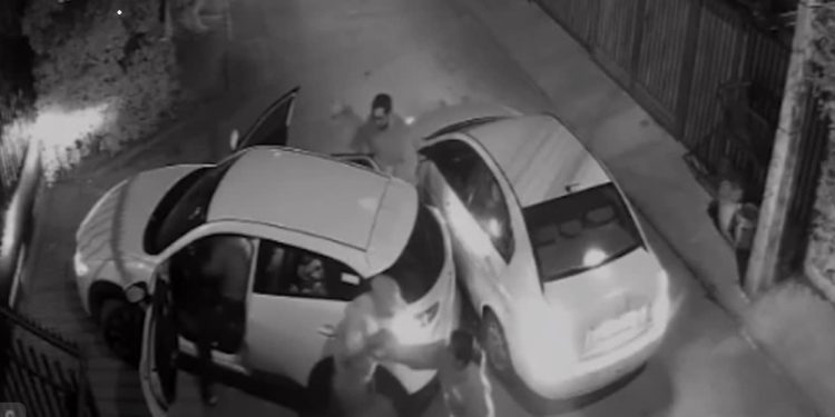 Queman bus e intentan saquear locales comerciales en Pudahuel