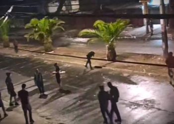 Queman bus e intentan saquear locales comerciales en Pudahuel