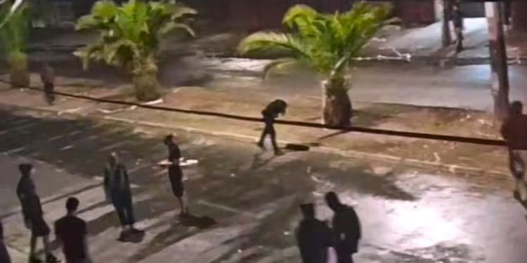 Queman bus e intentan saquear locales comerciales en Pudahuel