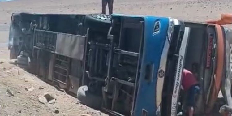 Bus que viajaba desde Santiago a Calama se vuelca y deja dos muertos