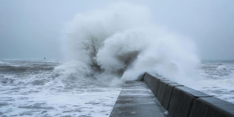Protección frente a nueva alerta por marejadas: Un llamado a la acción para empresas y propietarios costeros