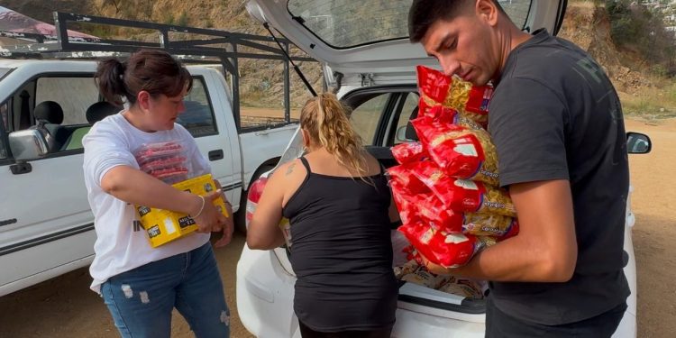 Con ayuda de donaciones levantan olla común entre familias y vecinos que acompañan a damnificados en huelga de hambre