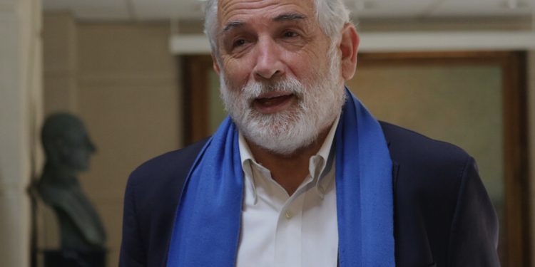 Ministro Montes responde críticas por reconstrucción tras megaincendio