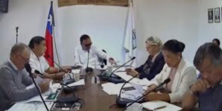 Concejales de Puchuncaví acusan al alcalde de ignorar acuerdos municipales