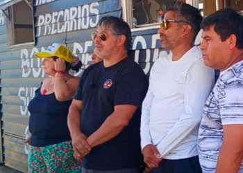 Lluevas las críticas al ministro de Agricultura por grabarse con una manguera tratando de pagar incendio