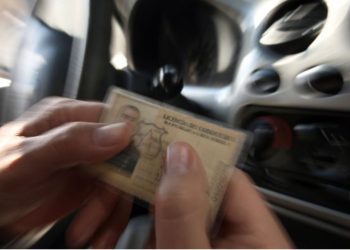 Lluevas las críticas al ministro de Agricultura por grabarse con una manguera tratando de pagar incendio