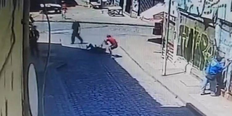 Detienen a sujeto que arrastró a turista japonés para robarle en Valparaíso